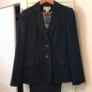 Jones NY Women’s pantsuit. Size 8. Black detail